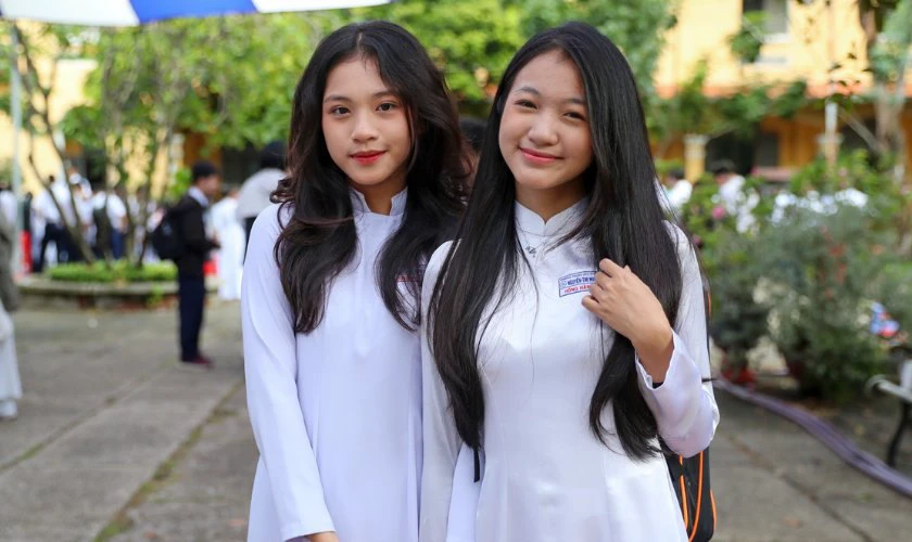 Ảnh 2 bạn nữ sinh đến trường