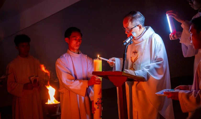 Hình Cha đang làm lễ