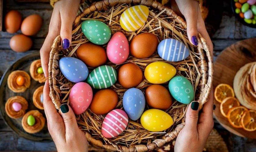Giỏ trứng sắc màu