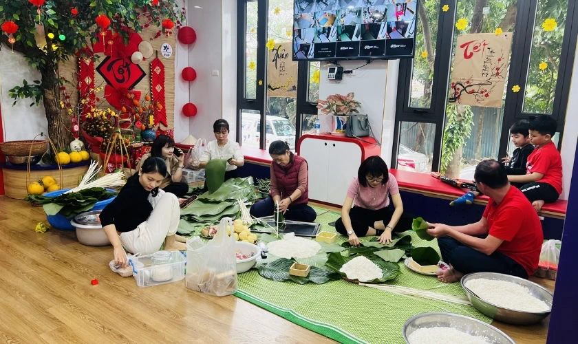 Cùng nhau gói bánh Tết