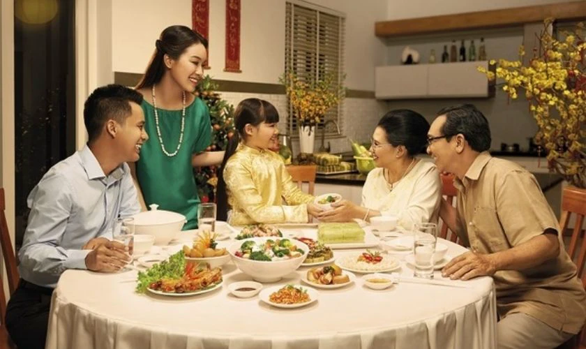 Ảnh gia đình quây quần bên mâm cơm xuân Bính Ngọ