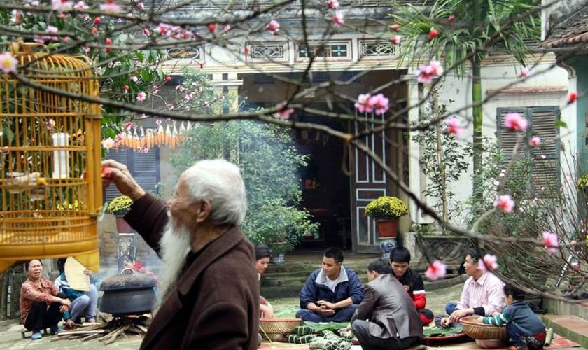 Cả nhà cùng nhau gói, nấu bánh chưng, bánh tét