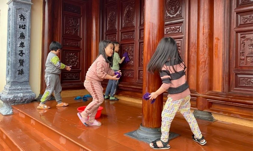 Ảnh trẻ con cùng nhau dọn nhà ngày Tết hài hước