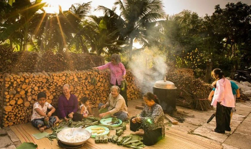 Cả xóm cùng nhau gói bánh Tét đón Tết