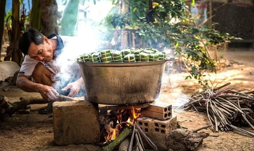 Bố nấu bánh Tét - Hình ảnh Tết thân thương