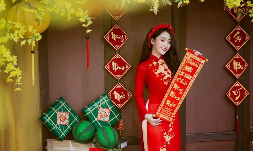 Chụp hình bên câu đối đỏ - Tạo dáng chụp hình Tết