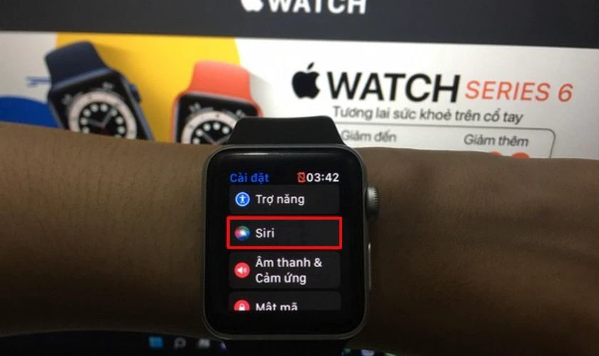 Vào Cài đặt và chọn mục Siri