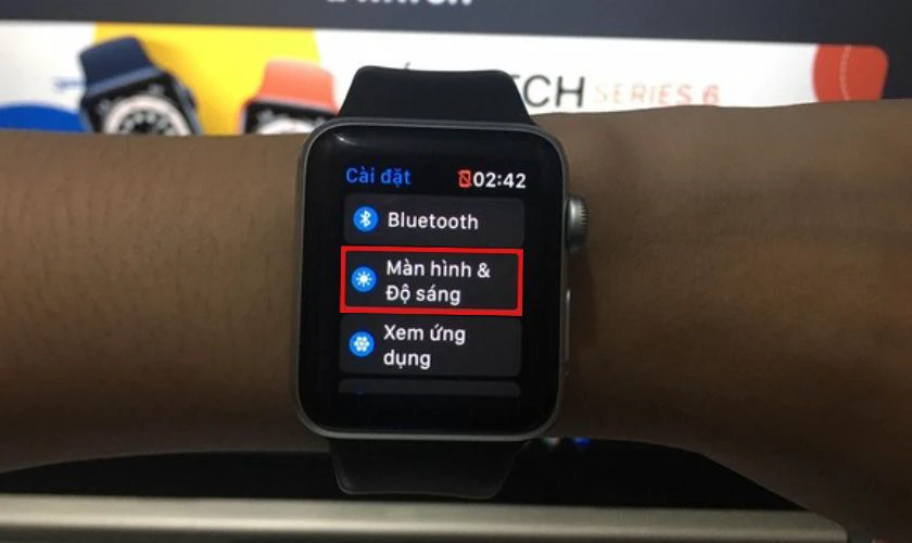 Chọn mục Màn hình & độ sáng trong danh sách cài đặt