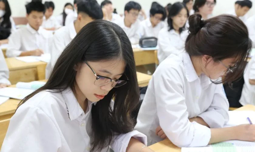 Bách phân vị điểm THPT 2025 là gì? Bách phân vị điểm THPT 2025 (Percentile Equating) là cách chia phổ điểm toàn kỳ thi thành 100 phần đều nhau. Bách phân vị thứ k (Pₖ) nghĩa là có k% thí sinh đạt điểm bằng hoặc thấp hơn bạn, và (100 − k)% thí sinh cao hơn bạn.