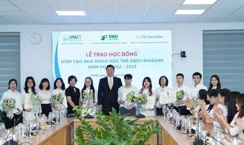 Học bổng cũng là một yếu tố quan trọng