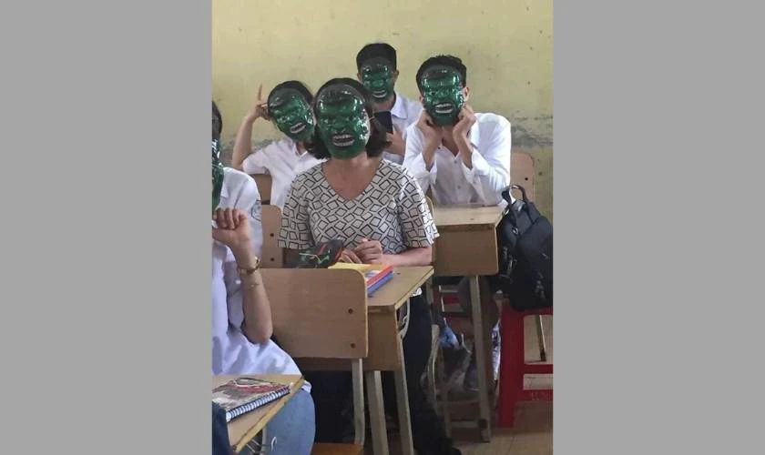 Meme thầy cô ngồi trong lớp học cực hài hước