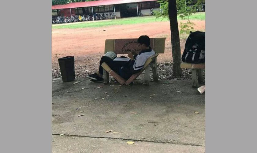 Học sinh ngồi trên ghế gãy