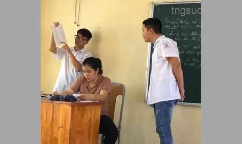 Cô giáo kiểm tra bài học sinh