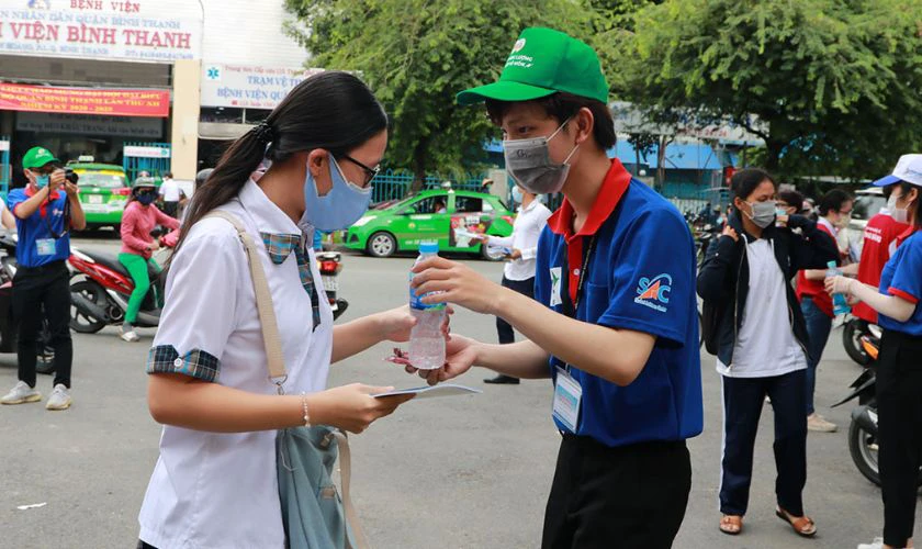 Viết về chủ đề tiếp sức mùa thi