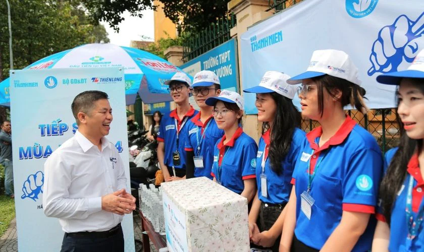 Bài viết về tiếp sức mùa thi của Hiệu trưởng nhà trường