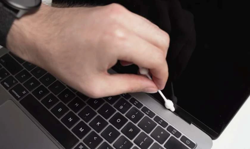 Vệ sinh bàn phím MacBook