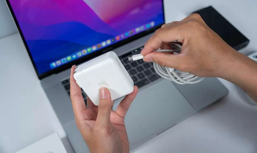 Sử dụng sạc MacBook chính hãng