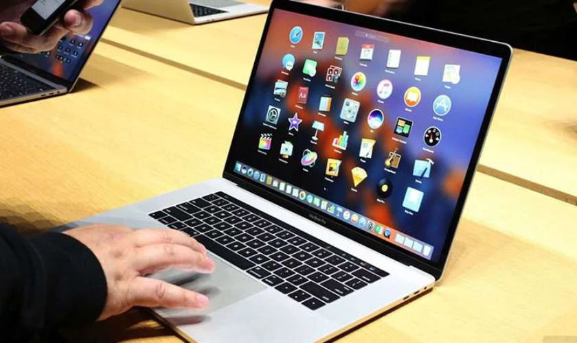 Bàn phím MacBook bị nóng do đâu?