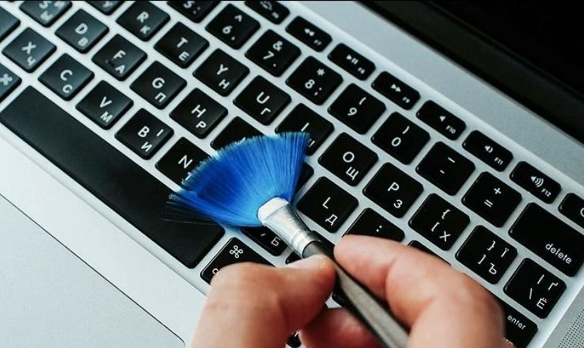 Làm sạch cổng kết nối và điểm tiếp xúc