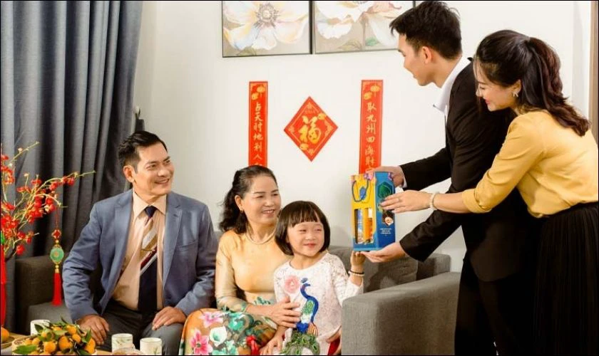 Chú ý đến tuổi tác để chọn quà và lựa lời nói cho phù hợp
