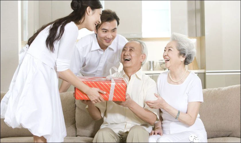 Vận dụng ánh mắt, biểu cảm và cử chỉ cơ thể khi chúc Tết bố mẹ người yêu
