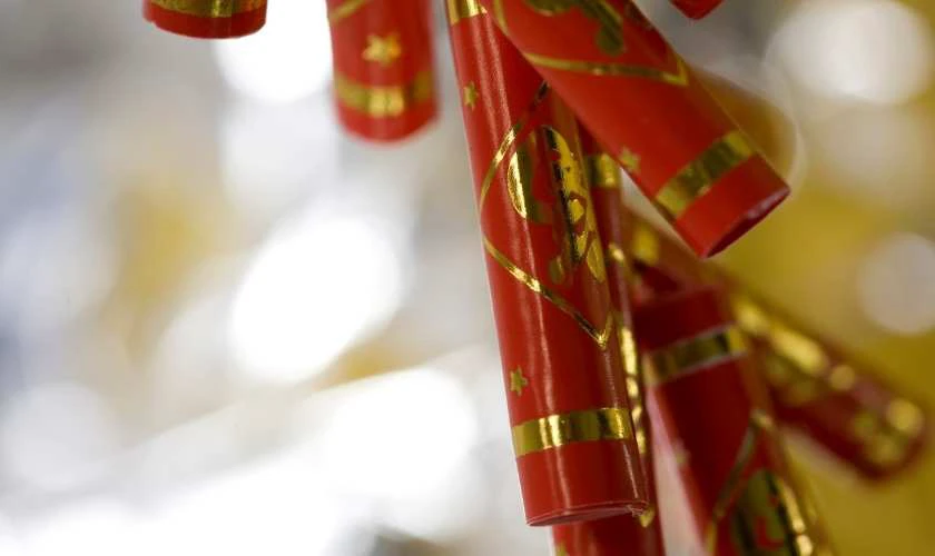 Pháo đỏ - Biểu tượng xua đuổi điều xấu