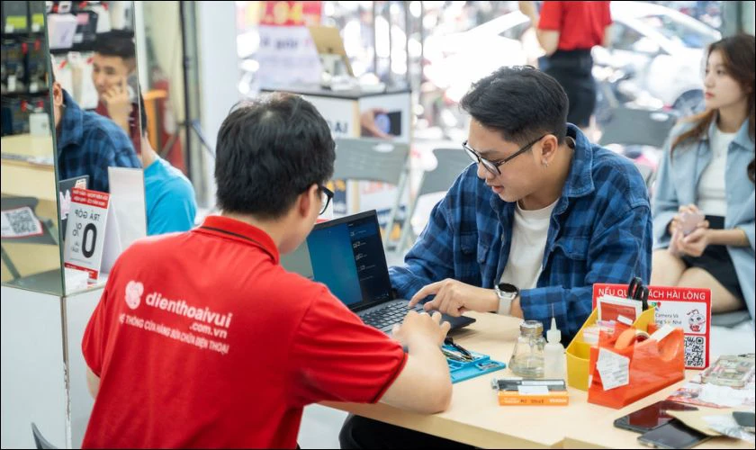 Điện Thoại Vui tặng voucher khủng khi sửa màn hình dịp Black Friday