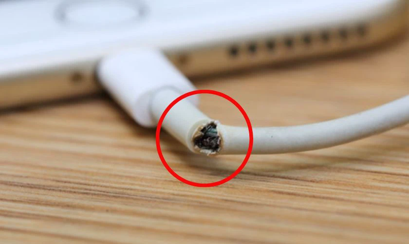Bọc dây sạc điện thoại để bảo vệ dây sạc không nứt, gãy