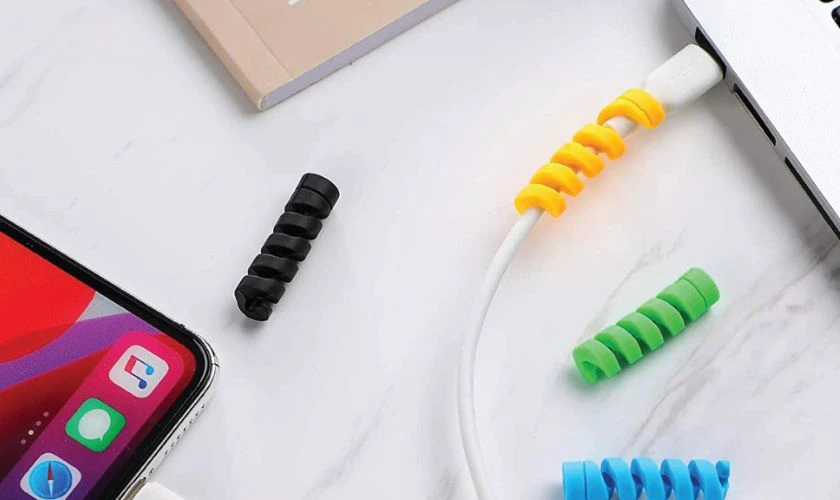 Sử dụng dây nhựa xoắn để bọc dây sạc điện thoại
