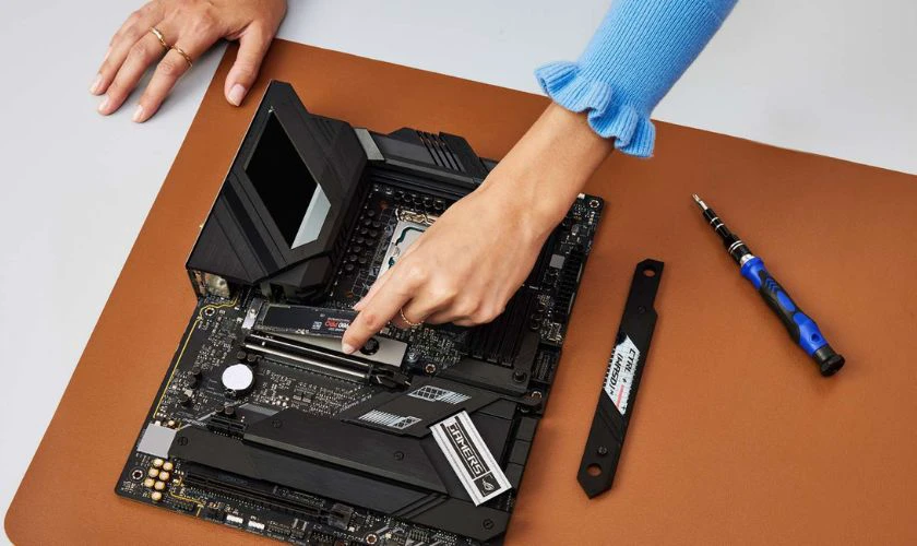 Khi build PC, hãy tìm tới khe cắm M.2 trên bo mạch chủ để lắp ổ cứng SSD