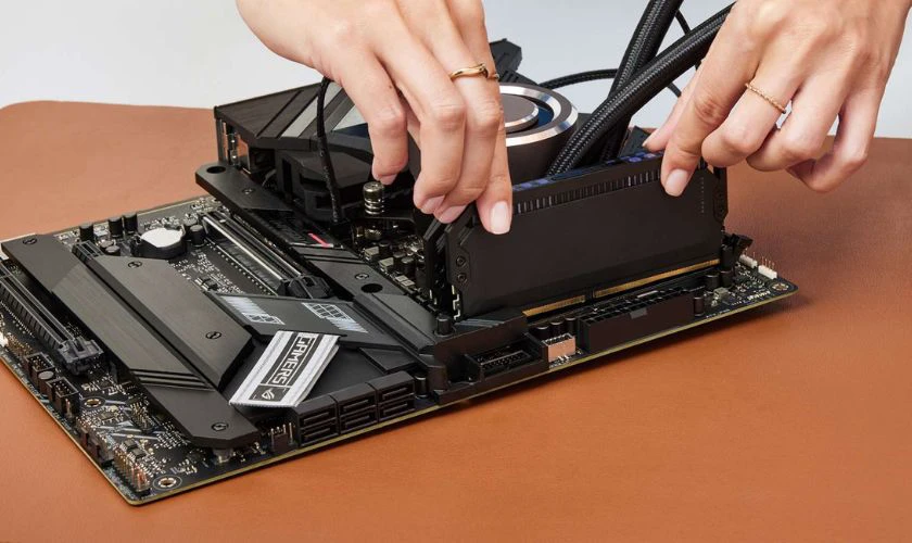 Xác định đâu là những khe RAM cần lắp để tiến hành lắp RAM