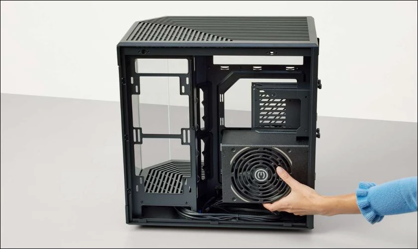 Tiến hành lắp bộ nguồn vào thùng máy sao cho quạt tản nhiệt PSU hướng ra ngoài thùng máy qua lỗ thoát khí