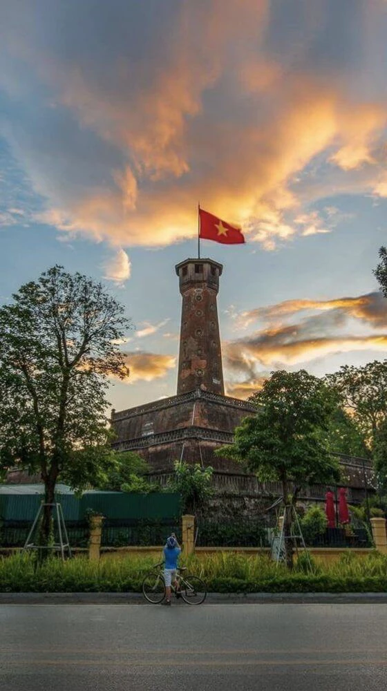 Lá cờ tung bay trong gió vào ngày lễ Quốc Khánh 2/9