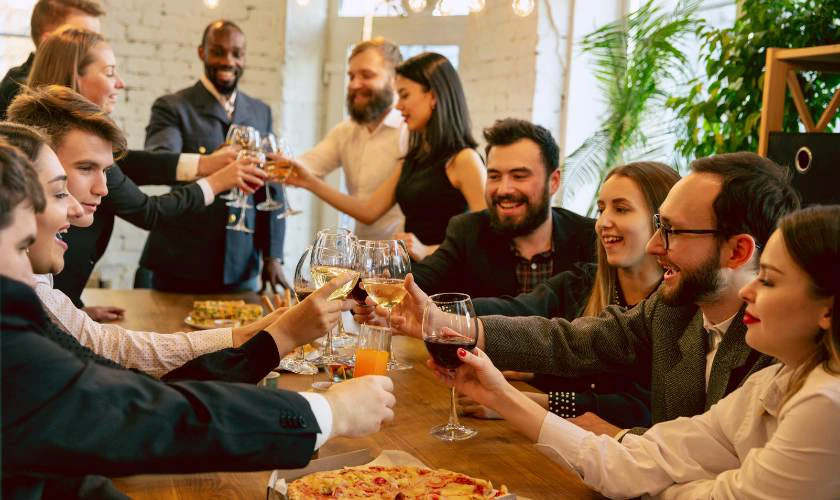 Cá tháng Tư nên làm gì - Tổ chức tiệc vui tại công ty