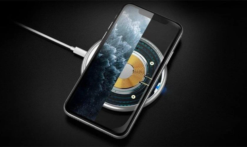 Sạc không dây chuẩn Qi được tích hợp trên iPhone 8 trở lên