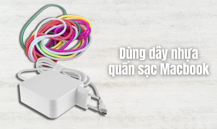 Dùng dây quấn nhựa để bảo vệ sạc Macbook