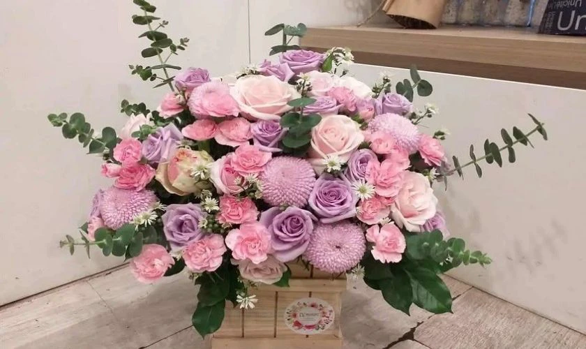 Cách cắm hoa cẩm chướng vào lẵng để bàn ngày Tết