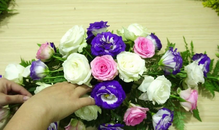 Cách cắm hoa cát tường ngày Tết có khó không?