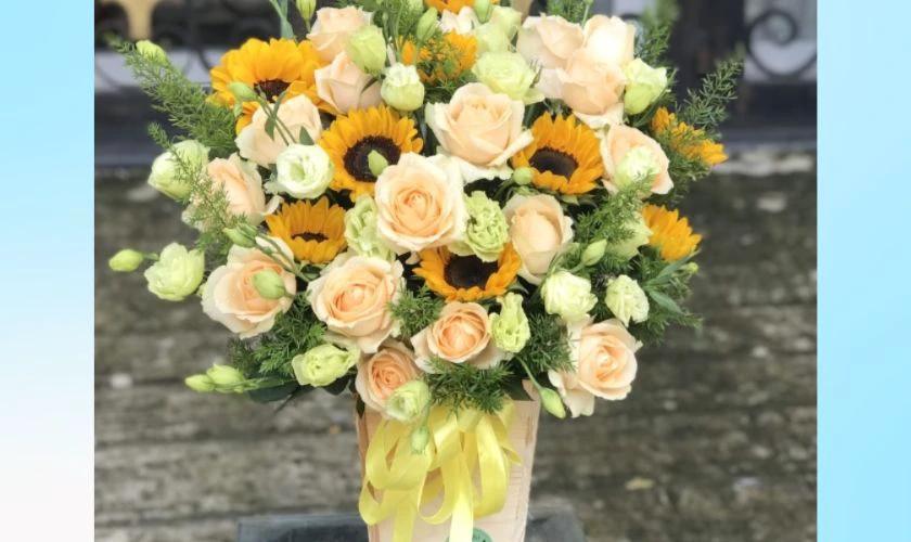 Cách cắm hoa cát tường ngày Tết xen hoa hướng dương