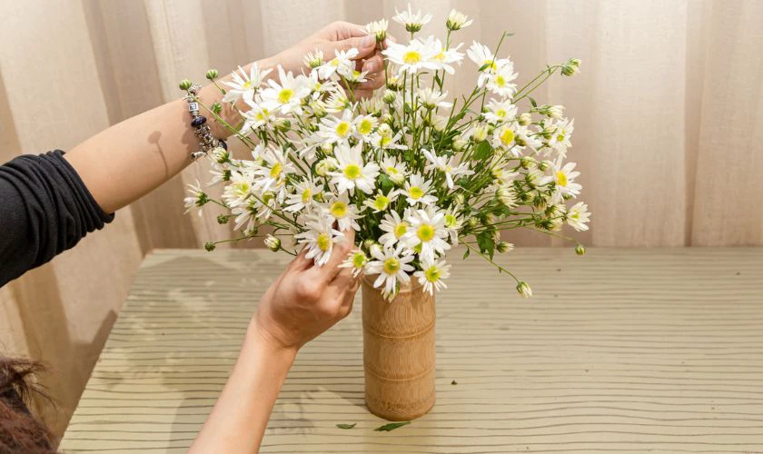 Mẫu cắm hoa cúc với lọ cổ đứng