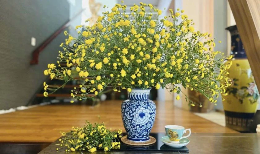 Mẫu cắm hoa cúc tỏa đều 2 bên, đẹp mà đơn giản