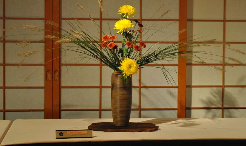 Cách cắm hoa cúc ngày Tết phong cách Ikebana