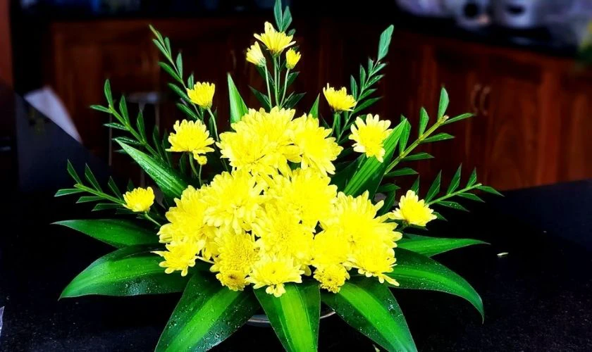 Cách cắm hoa cúc đối xứng hai bên