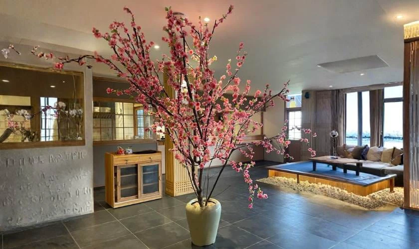 Mẫu cắm hoa đào giả đơn giản tại nhà 2026