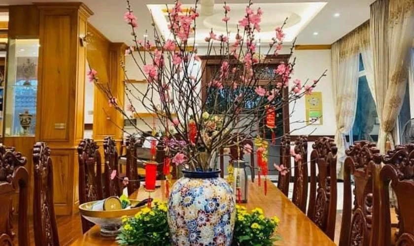 Mẫu cắm hoa đào giả đơn giản mà đẹp chưng Tết