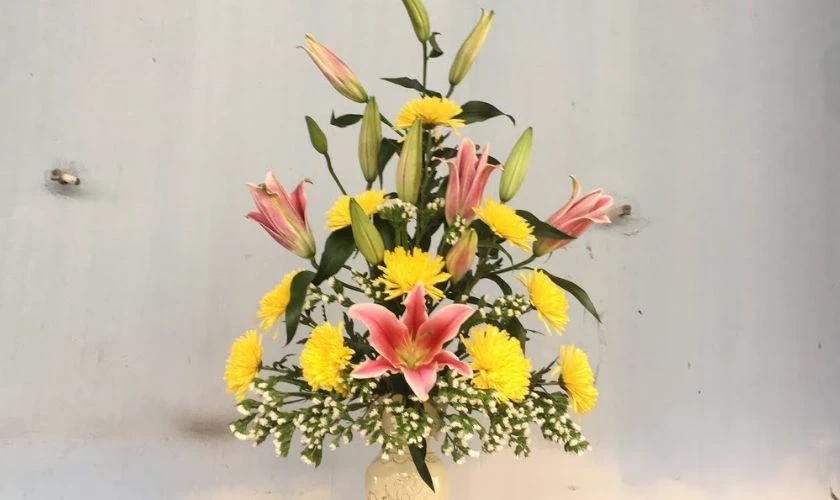 Cách cắm hoa đồng tiền ngày Tết kết hợp hoa ly và lá thiết mộc lan