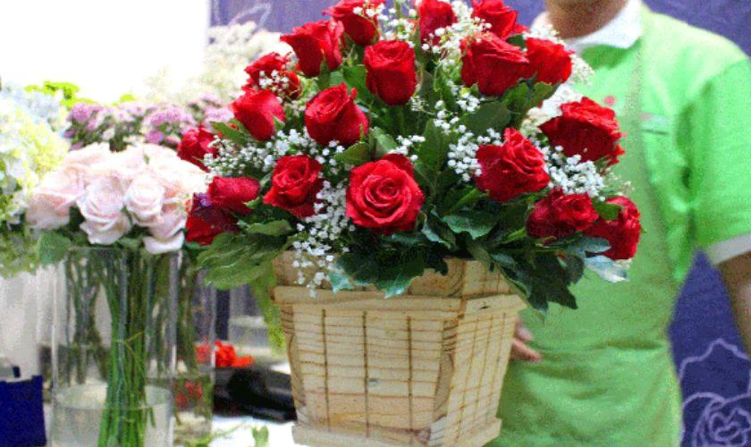 Cách cắm hoa hồng ngày Tết kết hợp hoa baby trắng