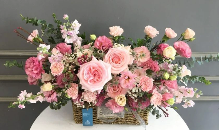 Cách cắm hoa hồng ngày Tết theo hình ngang