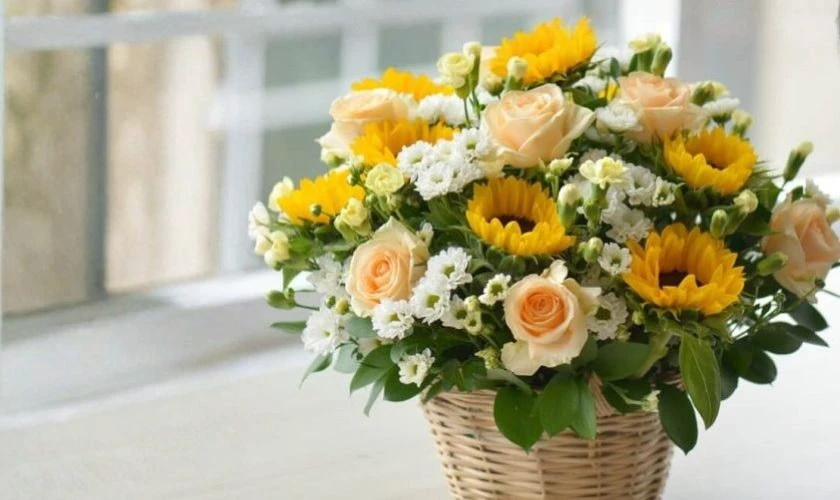 Cách cắm hoa hướng dương với giỏ mây