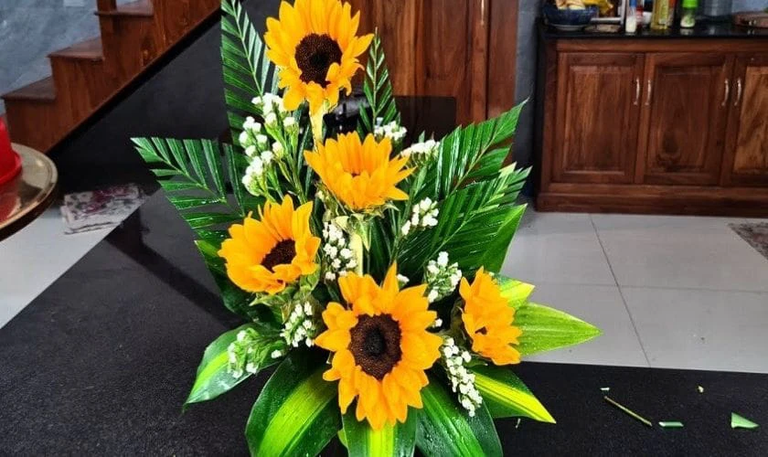 Cách cắm hoa hướng dương dáng nghiêng trên đĩa